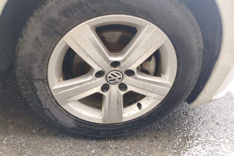 Used Volkswagen Golf Sportsvan 2018 1.6L Automatic Comfort Model Right Front Wheel Hub