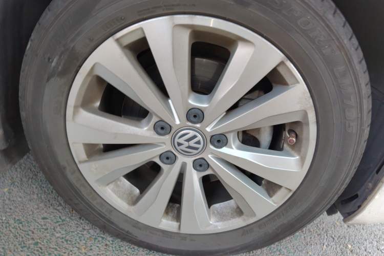 Used Volkswagen Golf Sportsvan 2018 230TSI Automatic Trend Edition Right Front Wheel Hub