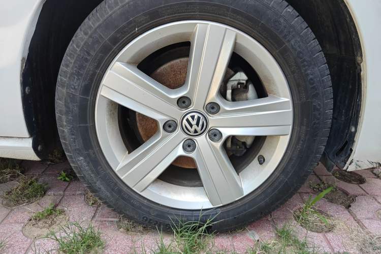 Used Volkswagen Golf Sportsvan 2018 1.6L Automatic Comfort Model Right Front Wheel Hub