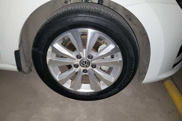 Used Volkswagen Golf Sportsvan 2018 230TSI Automatic Trend Edition Right Front Wheel Hub