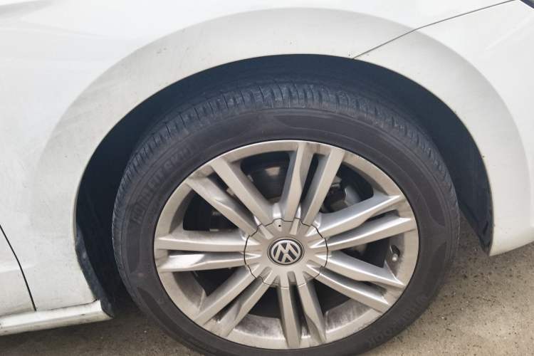Used Volkswagen Golf Sportsvan 2018 230TSI Automatic Luxury Model Right Front Wheel Hub