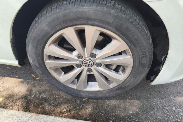 Used Volkswagen Golf Sportsvan 2018 230TSI Automatic Trend Edition Right Front Wheel Hub