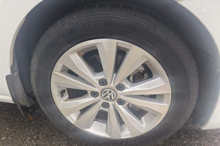 Used Volkswagen Golf Sportsvan 2018 230TSI Automatic Trend Edition Right Front Wheel Hub