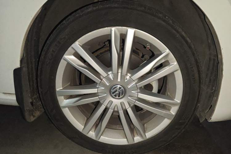 Used Volkswagen Golf Sportsvan 2018 230TSI Automatic Luxury Model Right Front Wheel Hub