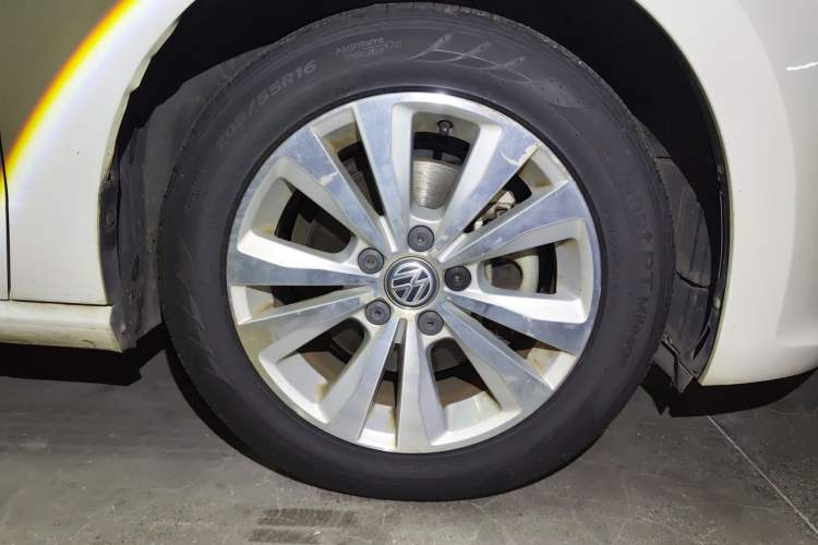 Used Volkswagen Golf Sportsvan 2018 230TSI Automatic Trend Edition Right Front Wheel Hub