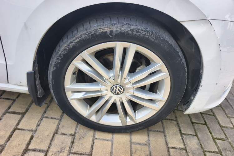 Used Volkswagen Golf Sportsvan 2018 230TSI Automatic Luxury Model Right Front Wheel Hub