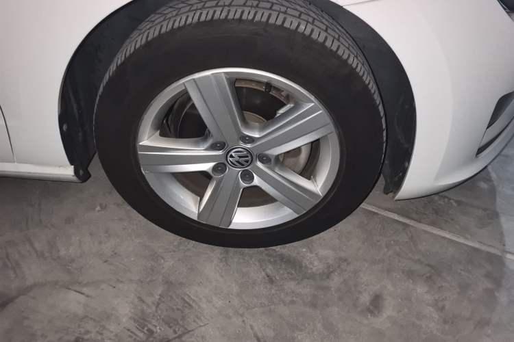 Used Volkswagen Golf Sportsvan 2018 1.6L Automatic Comfort Model Right Front Wheel Hub