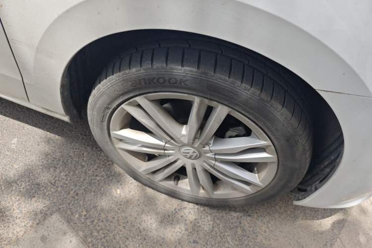 Used Volkswagen Golf Sportsvan 2018 230TSI Automatic Luxury Model Right Front Wheel Hub
