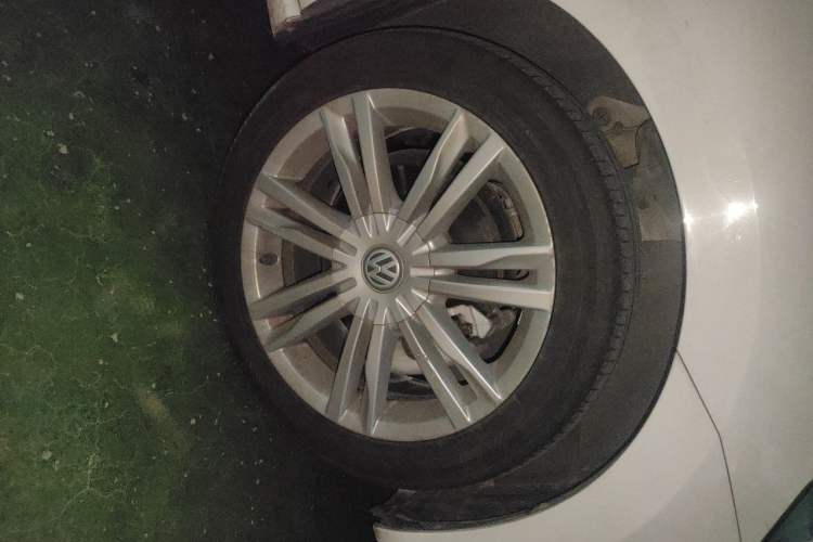 Used Volkswagen Golf Sportsvan 2018 2nd Anniversary Edition 230TSI Automatic Luxury Version Right Front Wheel Hub