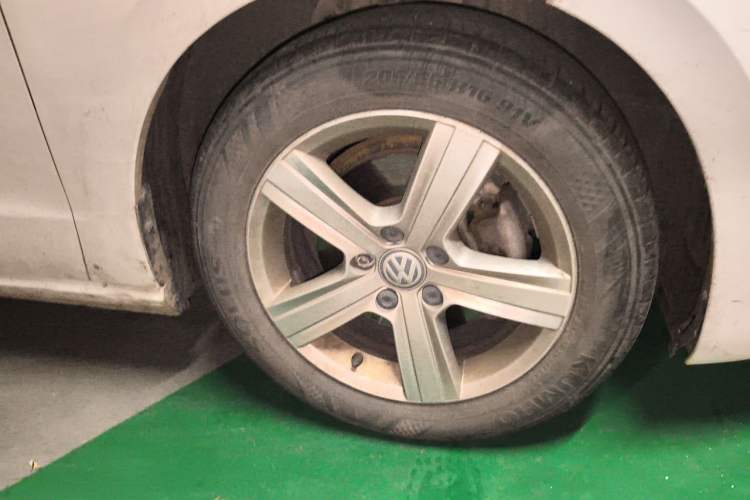Used Volkswagen Golf Sportsvan 2018 1.6L Automatic Comfort Model Right Front Wheel Hub