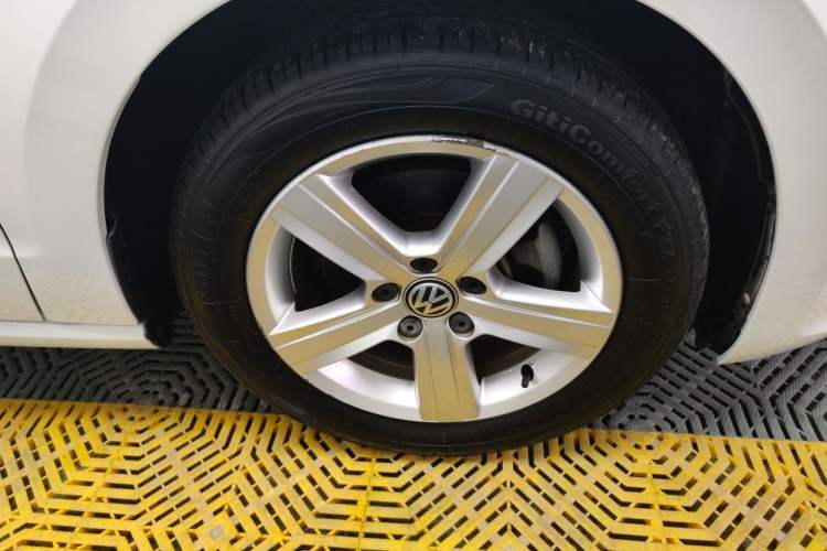 Used Volkswagen Golf Sportsvan 2018 1.6L Automatic Comfort Model Right Front Wheel Hub