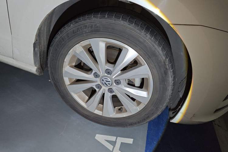 Used Volkswagen Golf Sportsvan 2018 230TSI Automatic Trend Edition Right Front Wheel Hub