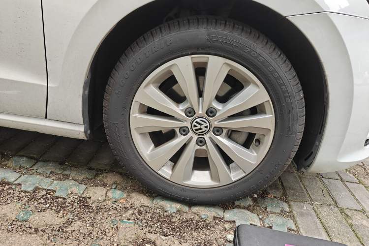 Used Volkswagen Golf Sportsvan 2018 230TSI Automatic Trend Edition Right Front Wheel Hub
