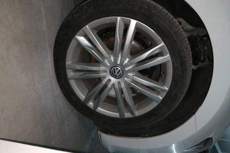 Used Volkswagen Golf Sportsvan 2018 230TSI Automatic Luxury Model Right Front Wheel Hub
