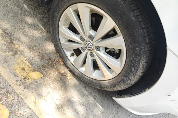 Used Volkswagen Golf Sportsvan 2018 230TSI Automatic Trend Edition Right Front Wheel Hub