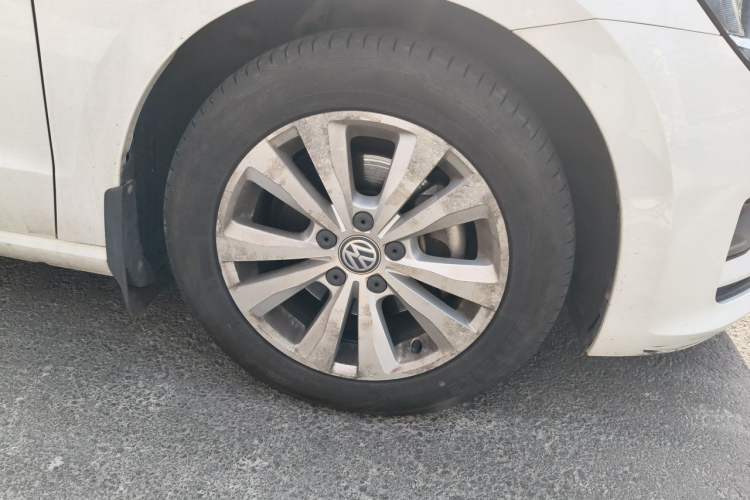 Used Volkswagen Golf Sportsvan 2018 230TSI Automatic Trend Edition Right Front Wheel Hub