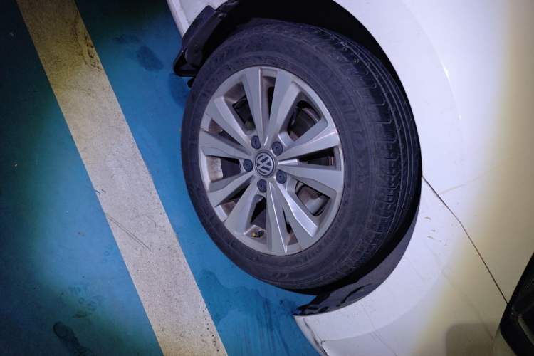 Used Volkswagen Golf Sportsvan 2018 230TSI Automatic Trend Edition Right Front Wheel Hub