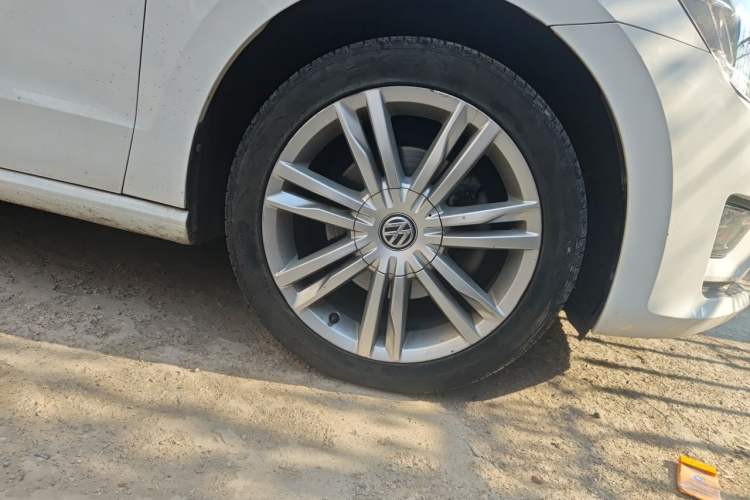 Used Volkswagen Golf Sportsvan 2018 230TSI Automatic Luxury Model Right Front Wheel Hub