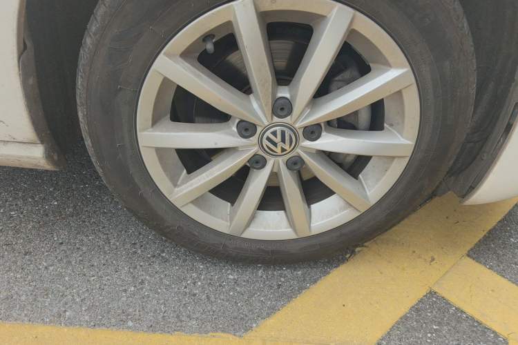 Used Volkswagen Golf Sportsvan 2018 230TSI Automatic Trend Edition Right Front Wheel Hub