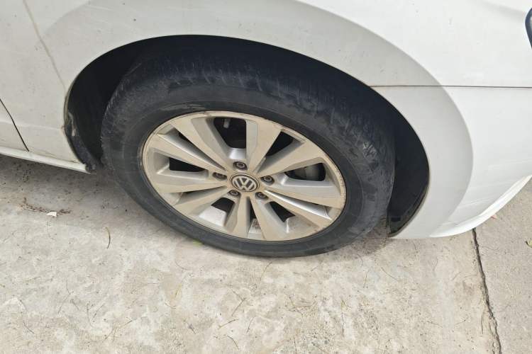 Used Volkswagen Golf Sportsvan 2018 230TSI Automatic Trend Edition Right Front Wheel Hub