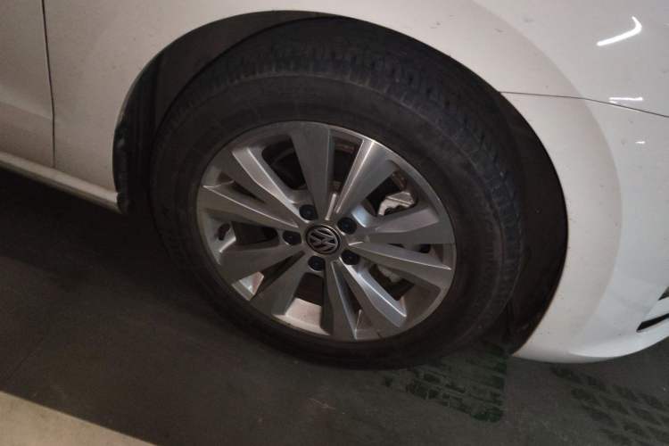 Used Volkswagen Golf Sportsvan 2018 230TSI Automatic Trend Edition Right Front Wheel Hub