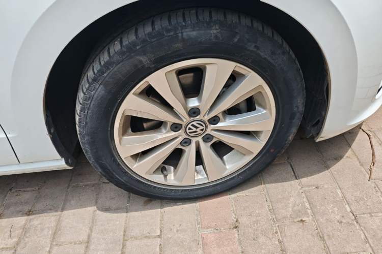 Used Volkswagen Golf Sportsvan 2018 230TSI Automatic Trend Edition Right Front Wheel Hub
