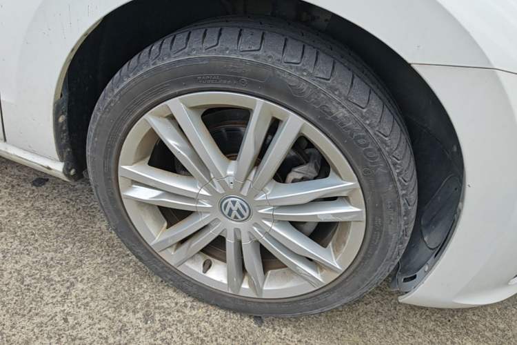 Used Volkswagen Golf Sportsvan 2018 280TSI Automatic Luxury Model Right Front Wheel Hub