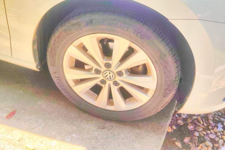 Used Volkswagen Golf Sportsvan 2018 230TSI Automatic Trend Edition Right Front Wheel Hub