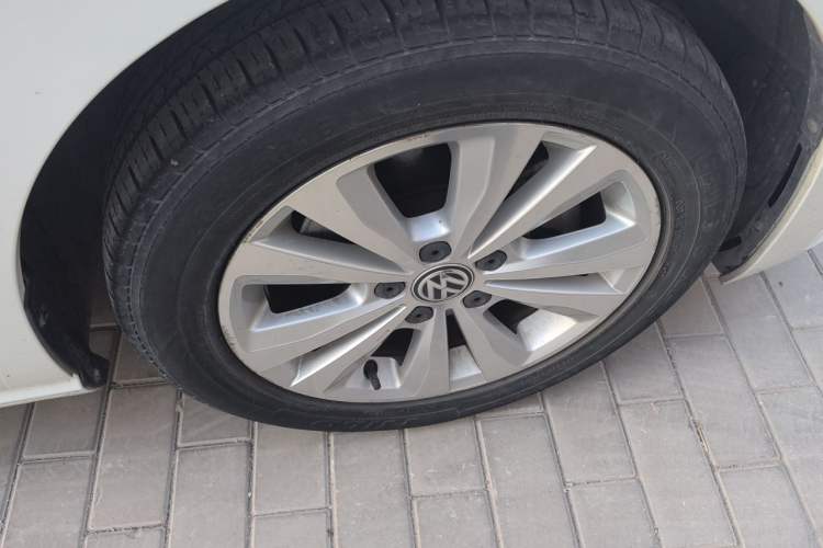 Used Volkswagen Golf Sportsvan 2018 230TSI Automatic Trend Edition Right Front Wheel Hub