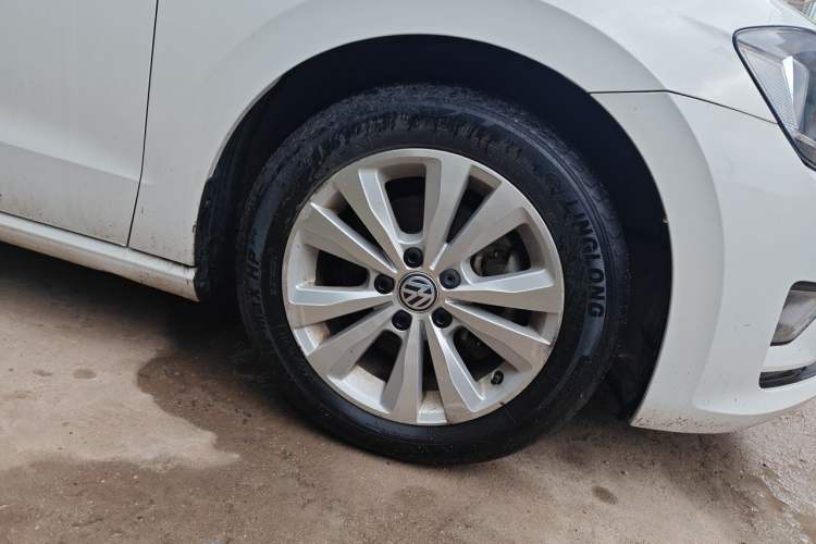 Used Volkswagen Golf Sportsvan 2018 230TSI Automatic Trend Edition Right Front Wheel Hub