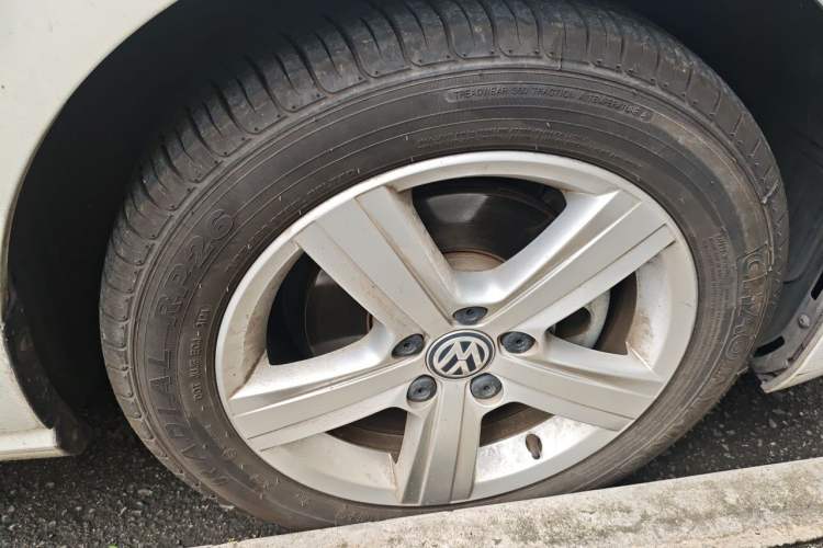Used Volkswagen Golf Sportsvan 2018 1.6L Automatic Comfort Model Right Front Wheel Hub