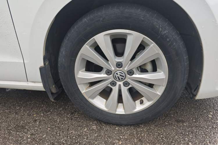 Used Volkswagen Golf Sportsvan 2018 230TSI Automatic Trend Edition Right Front Wheel Hub