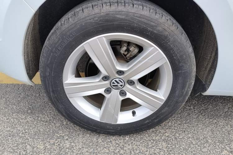 Used Volkswagen Golf Sportsvan 2018 1.6L Automatic Comfort Model Right Rear Wheel Hub