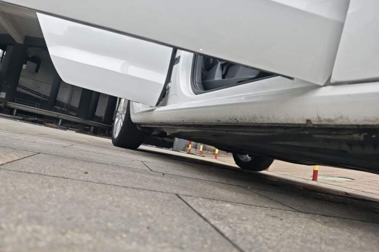 Used Volkswagen Golf Sportsvan 2018 280TSI Automatic Luxury Model Right Side Sill