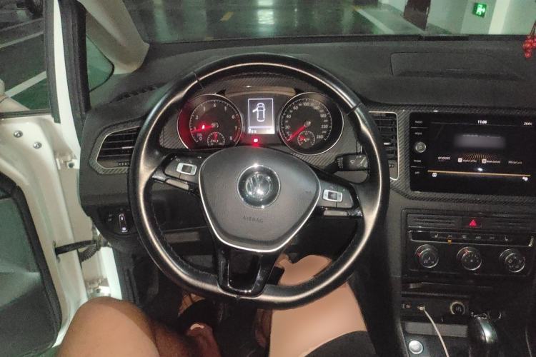 Used Volkswagen Golf Sportsvan 2018 2nd Anniversary Edition 230TSI Automatic Luxury Version Steering Wheel