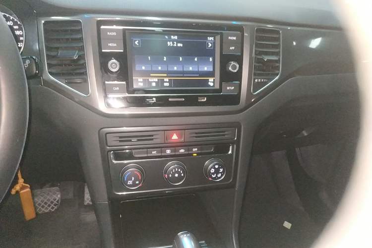 Used Volkswagen Golf Sportsvan 2018 230TSI Automatic Trend Edition Audio And AC Panel
