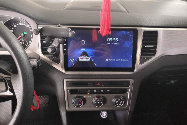 Used Volkswagen Golf Sportsvan 2018 1.6L Automatic Comfort Model Audio And AC Panel