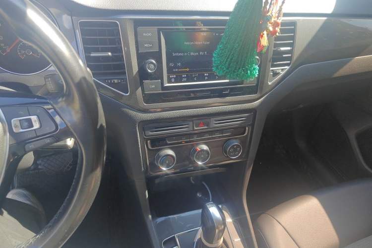 Used Volkswagen Golf Sportsvan 2018 230TSI Automatic Trend Edition Audio And AC Panel