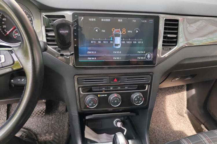 Used Volkswagen Golf Sportsvan 2018 230TSI Automatic Trend Edition Audio And AC Panel