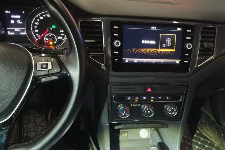 Used Volkswagen Golf Sportsvan 2018 230TSI Automatic Luxury Model Audio And AC Panel