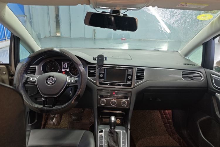 Used Volkswagen Golf Sportsvan 2018 230TSI Automatic Trend Edition Center Console