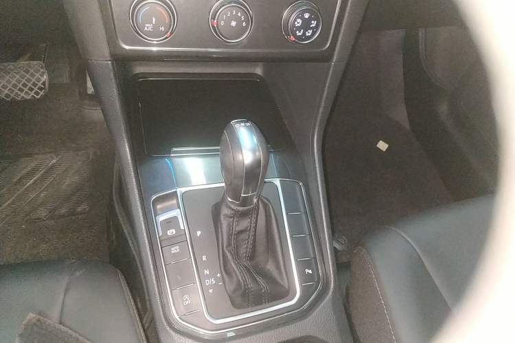 Used Volkswagen Golf Sportsvan 2018 230TSI Automatic Trend Edition Gear Lever