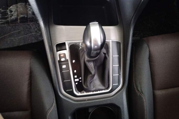 Used Volkswagen Golf Sportsvan 2018 1.6L Automatic Comfort Model Gear Lever