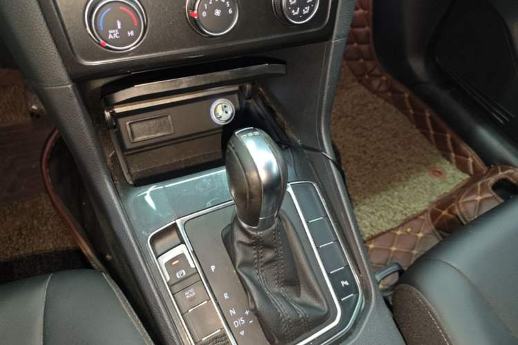 Used Volkswagen Golf Sportsvan 2018 230TSI Automatic Trend Edition Gear Lever