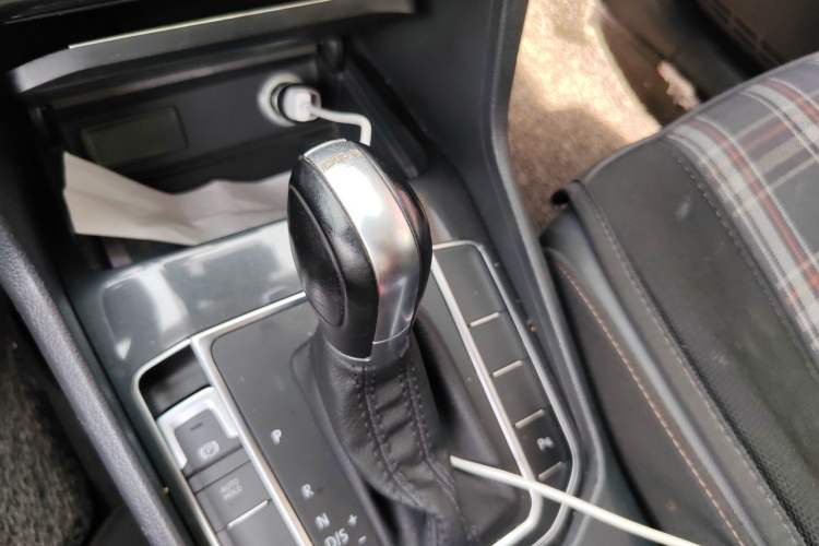 Used Volkswagen Golf Sportsvan 2018 230TSI Automatic Trend Edition Gear Lever