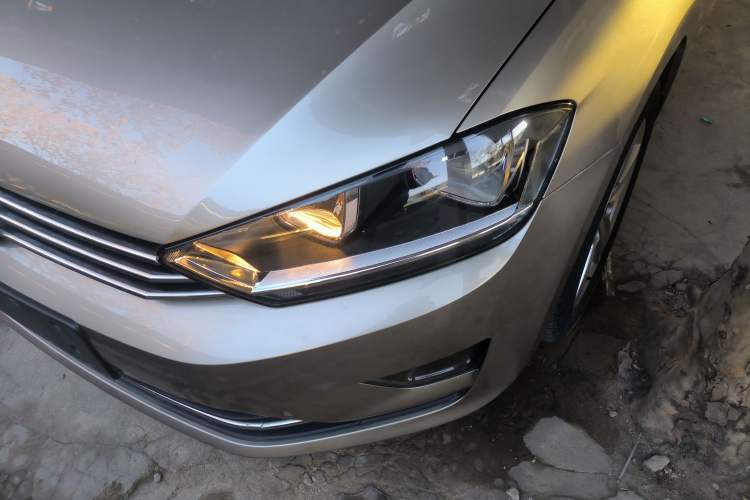 Used Volkswagen Golf Sportsvan 2018 1.6L Automatic Comfort Model Left Front Headlight