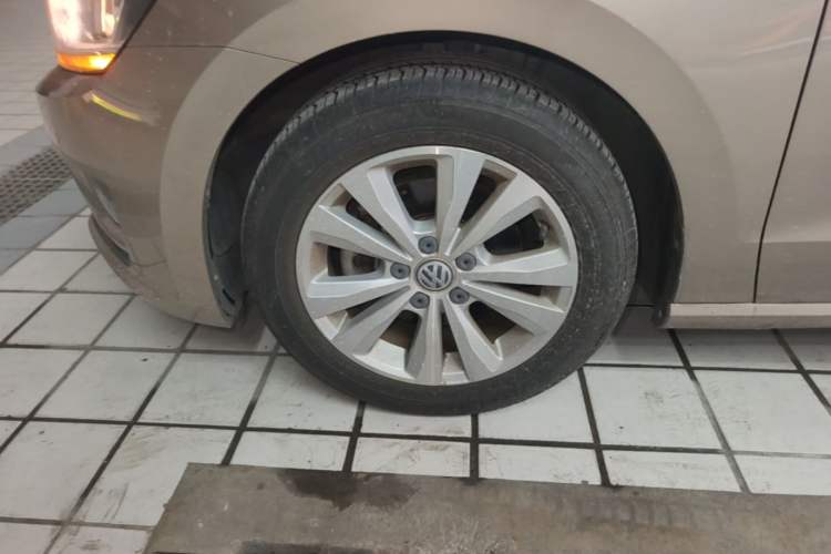 Used Volkswagen Golf Sportsvan 2018 230TSI Automatic Trend Edition Left Front Wheel Hub