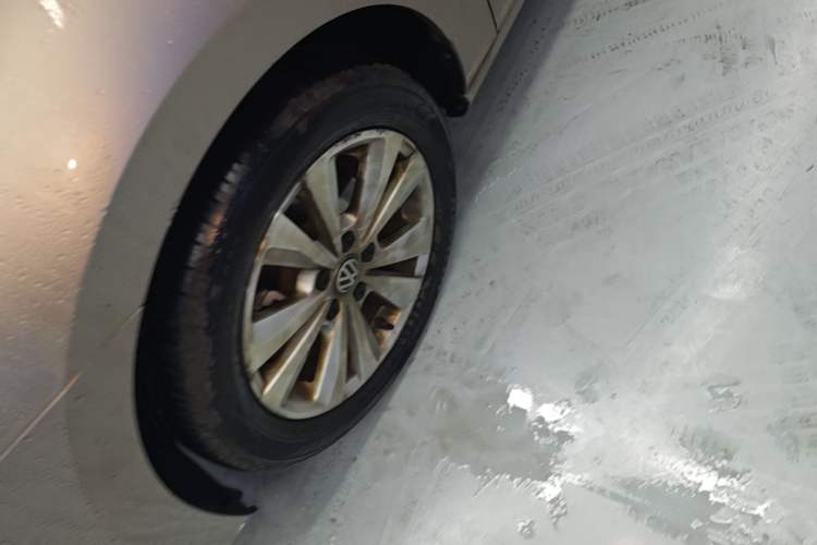 Used Volkswagen Golf Sportsvan 2018 230TSI Automatic Trend Edition Left Front Wheel Hub
