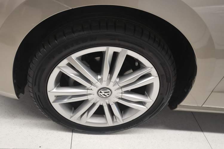 Used Volkswagen Golf Sportsvan 2018 230TSI Automatic Luxury Model Left Front Wheel Hub