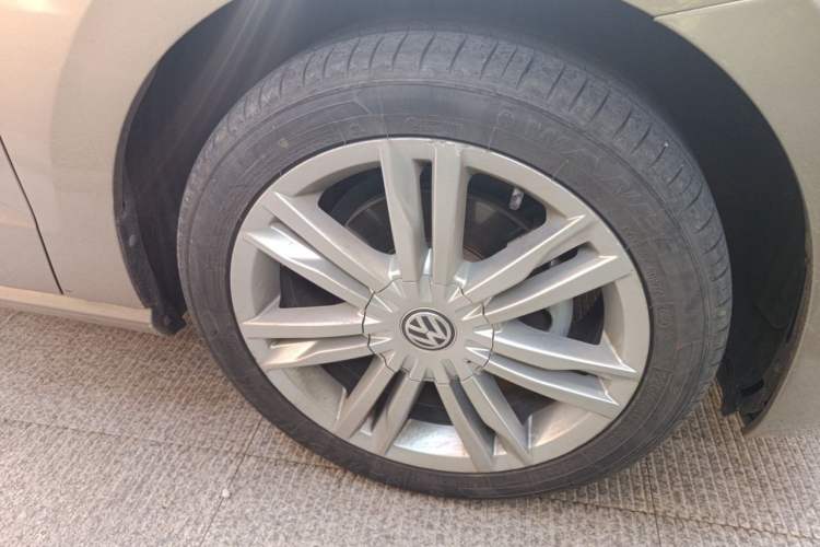 Used Volkswagen Golf Sportsvan 2018 230TSI Automatic Luxury Model Right Front Wheel Hub